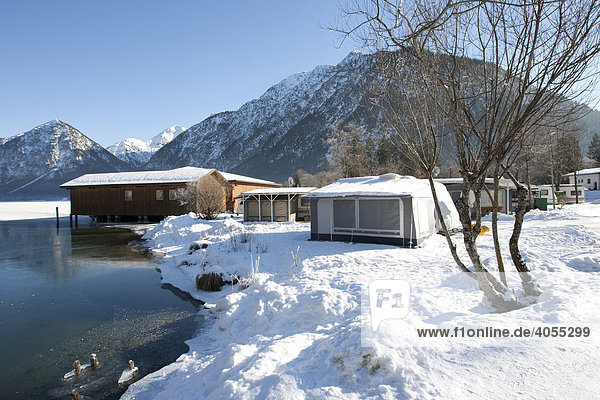 Wohnmobile im Schnee am Heiterwanger See  Heiterwang am See  Tirol  Österreich  Europa