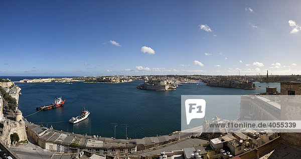 Blick von Valletta auf den Grand Harbour  v.l.n.R. Rinella  Kalkara  Fort St Angelo und Senglea  hinten der Hafen von Malta  vorne Barriera Wharf  Valletta  Malta  Europa