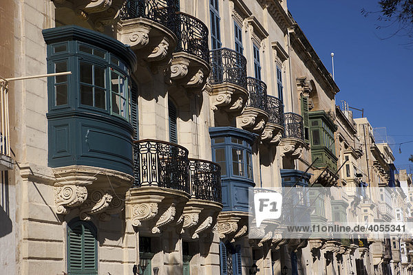 Typische alte Balkone an alten Häuserfronten  Barriera Wharf  Valletta  Malta  Europa