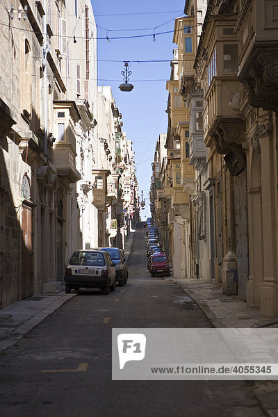 St. Paul Street  typische enge Gasse in Valletta  Malta  Europa