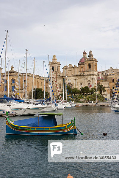 Yachthafen im Dockyard Creek zwischen Vittoriosa und Senglea  hinten das Maritime Museum St Lawrence  Vittoriosa Brigu  Malta  Europa