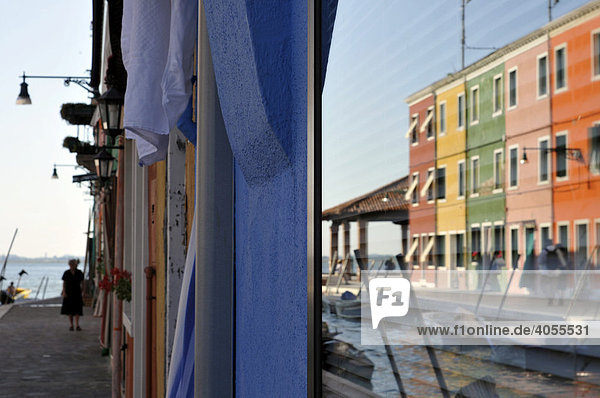 Bunte Häuserzeile  Spiegelung  Insel Burano  Venedig  Italien  Europa