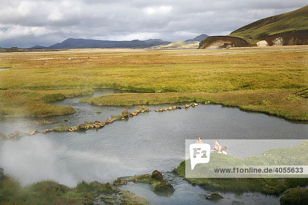 Drei Isländerinnen in der warmen Quelle  hot pool  von Landmannalaugar  Island  Europa