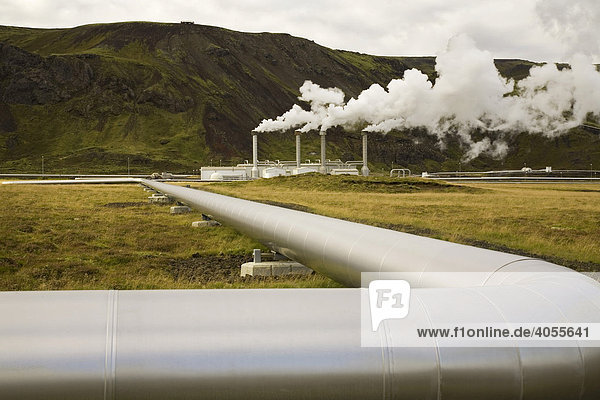 Das geothermale Kraftwerk Nesjavellir liefert Energie über lange Pipelines und Leitungen bis nach Reykjavik  Island  Europa