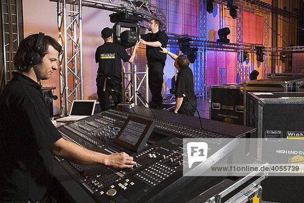 Mitarbeiter des Veranstaltungstechnik Unternehmens Winkler beim Ton- und Lichtaufbau auf einer Bühne im Kongresszentrum der Messe Schweiz  Basel  Schweiz  Europa