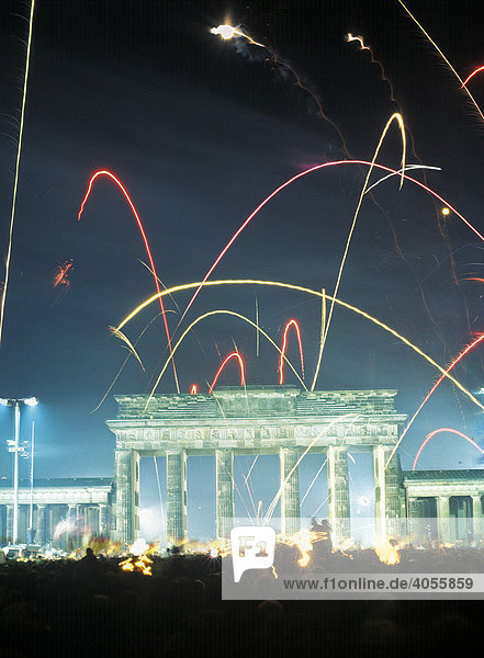 Feuerwerk in der Nacht vor dem Brandenburger Tor  Tausende Berliner feiern die Wiedervereinigung von West und Ostdeutschland  DDR  03. Oktober 1990  Berlin  Deutschland  Europa