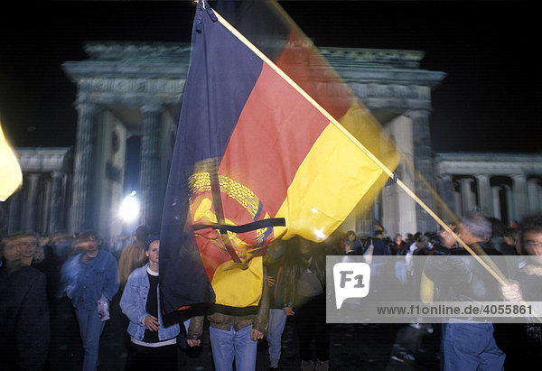 Deutschlandflagge  Berliner feiern in der Nacht vor dem Brandenburger Tor die Wiedervereinigung von West und Ostdeutschland  DDR  03. Oktober 1990  Berlin  Deutschland  Europa