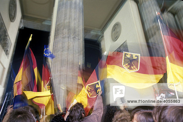 Deutschlandflaggen  Berliner feiern in der Nacht vor dem Brandenburger Tor die Wiedervereinigung von West und Ostdeutschland  DDR  03. Oktober 1990  Berlin  Deutschland  Europa