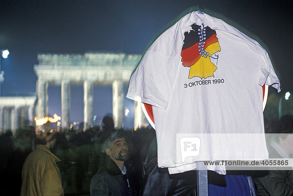 T-Shirt über Verkehrsschild  Berliner feiern in der Nacht vor dem Brandenburger Tor die Wiedervereinigung von West und Ostdeutschland  DDR  03. Oktober 1990  Berlin  Deutschland  Europa