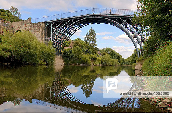 Ironbridge  erste Eisenbrücke der Welt  1779 von Abraham Darby erbaut über den Fluss Severn in Telford  Shropshire  England  Großbritannien  Europa