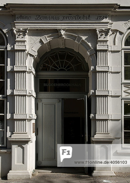Eingangsportal zum Buddenbrookhaus Lübeck Schleswig-Holstein Deutschland Europa