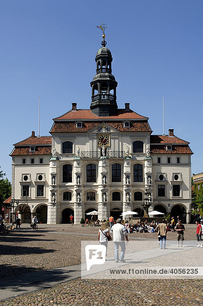Rathaus mit Lunabrunnen  Lüneburg  Niedersachsen  Deutschland  Europa