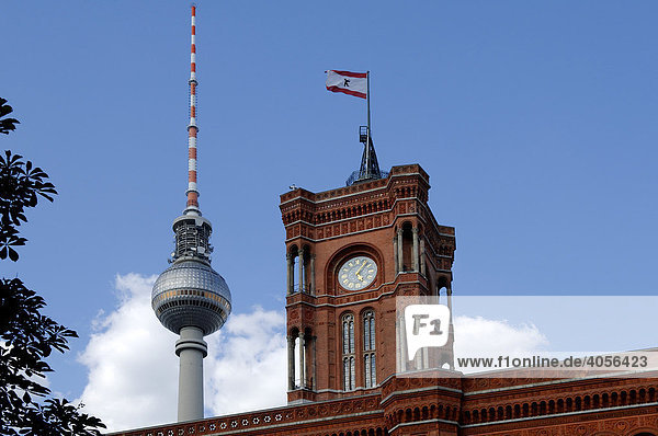 Das rote Rathaus  Detail  hinten Fernsehturm  Berlin  Deutschland  Europa