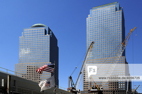 Baukräne und US Fahne am Ground Zero  hinten Hochhäuser  New York City  USA