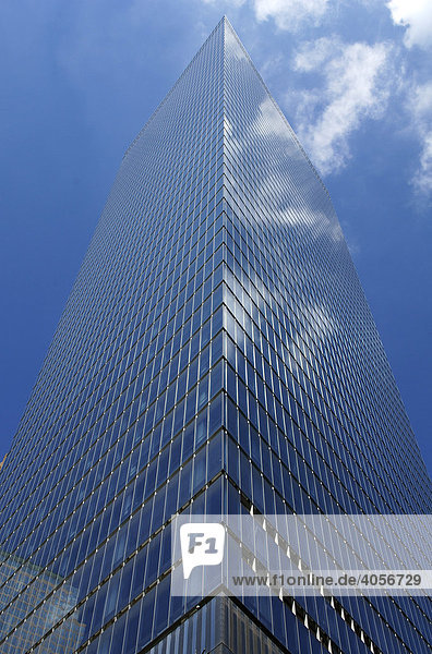 Wolkenkratzer am Ground Zero gegen blauen Himmel  New York City  USA