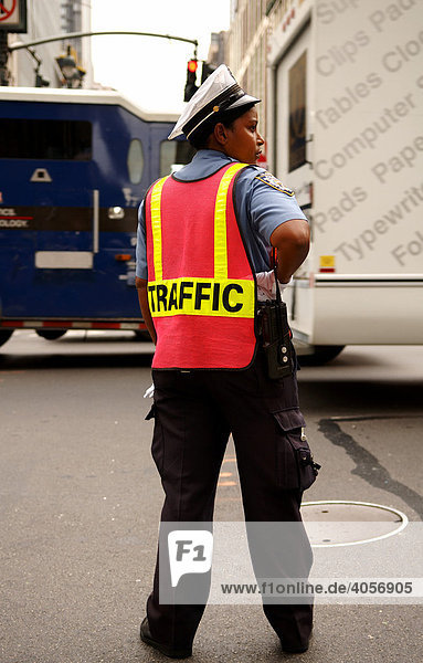 Verkehrspolizistin in Manhattan  New York City  USA