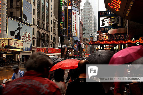Regenwetter am Times Square  New York City  USA