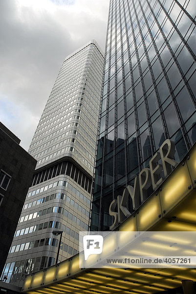 Graue Wolken spiegeln sich in der Glasfassade vom Skyper Hochhaus und Dresdner Bank im Bankenviertel  Frankfurt am Main  Hessen  Deutschland  Europa