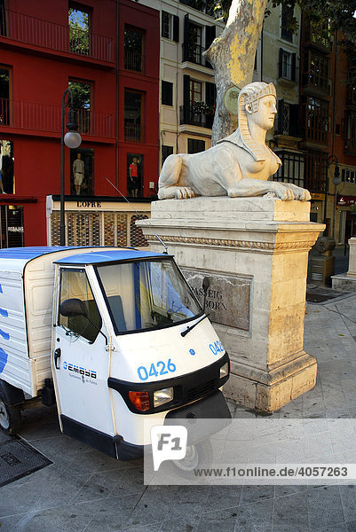 Sphinx neben kleinem Fahrzeug der Stadtreinigung an der Passeig des Born  Palma de Mallorca  Balearen  Spanien  Europa