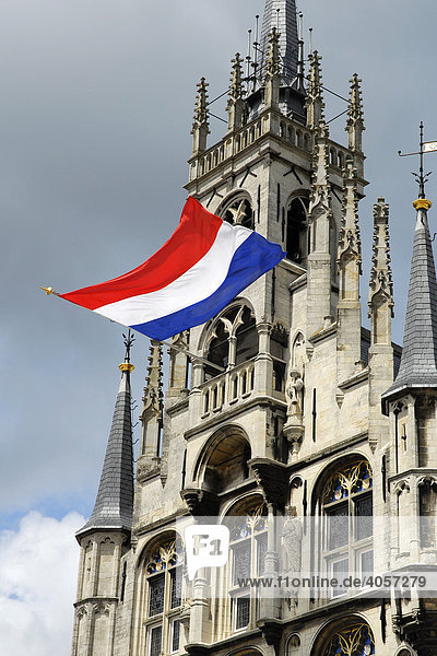 Gotisches Rathaus  stadhuis  auf dem Marktplatz von Gouda  die Nationalflagge weist auf einen landesweiten Feier- oder Gedenktag hin  Gouda  Süd-Holland  Zuid-Holland  Niederlande  Europa