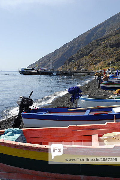 Bunte Fischerboote am schwarzen Sandstrand der Insel Stromboli  Stromboli Vulkan  Äolische oder Liparische Inseln  Tyrrhenisches Meer  Sizilien  Süditalien  Italien  Europa