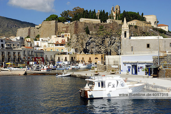 Der Hafen Marina Corta und der Burgberg in Lipari-Stadt auf der Insel Lipari  Äolische oder Liparische Inseln  Süditalien  Italien  Europa
