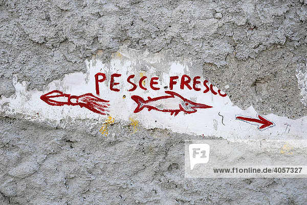 Rotes Graffiti auf grauer Wand  pesce fresco  frischer Fisch  Werbung für Fischverkauf in Lipari-Stadt auf der Insel Lipari  Äolische oder Liparische Inseln  Süditalien  Italien  Europa