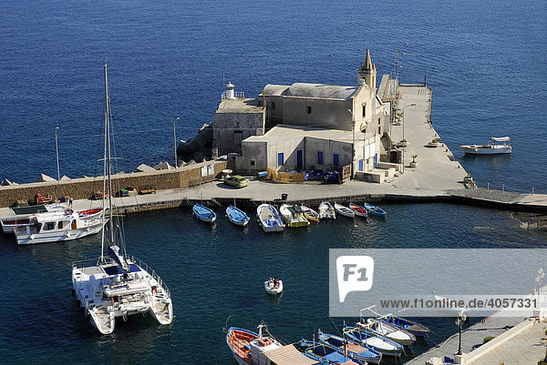 Blick vom Burgberg auf den Hafen Marina Corta und die Kirche Anime del Purgatorio in Lipari-Stadt auf der Insel Lipari  Äolische oder Liparische Inseln  Tyrrhenisches Meer  Süditalien  Italien  Europa