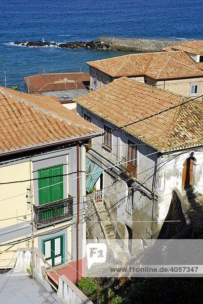 Häuser mit Meeresblick unterhalb der Steilküste  Pizzo  Vibo Valentia  Kalabrien  Tyrrhenisches Meer  Süditalien  Italien  Europa