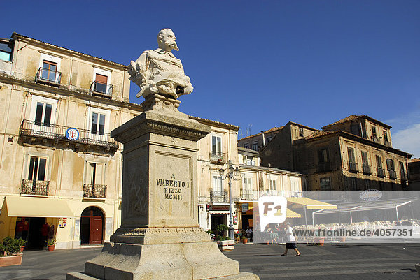 Statue auf dem Marktplatz  Piazza Della Repubblica  Pizzo  Vibo Valentia  Kalabrien  Süditalien  Italien  Europa