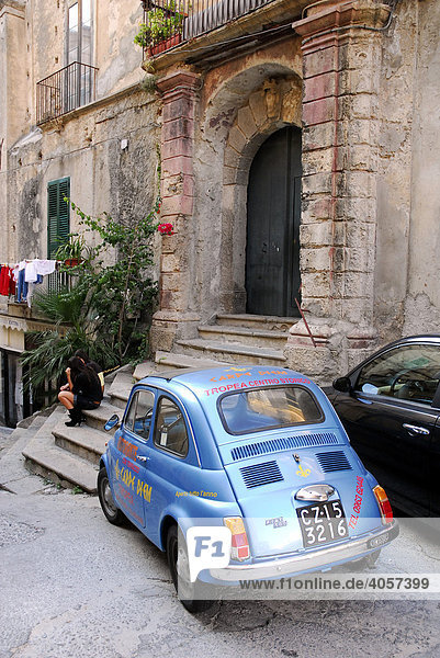 Blauer Fiat 500 in der Altstadt von Tropea  Vibo Valentia  Kalabrien  Süditalien  Italien  Europa