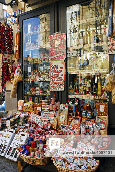 Gewürz- und Souvenirladen in der Altstadt von Tropea  Vibo Valentia  Kalabrien  Süditalien  Italien  Europa