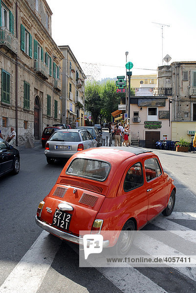 Roter Fiat 500 in der Altstadt von Tropea  Vibo Valentia  Kalabrien  Süditalien  Italien  Europa