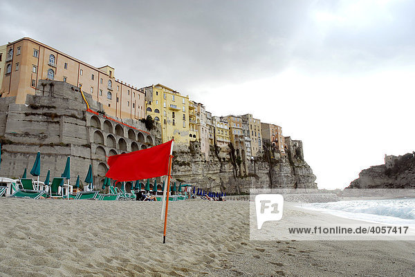 Warnung  rote Fahne am Strand  mittelalterliche Stadtpaläste  Palazzi  auf Felsen an der Steilküste  Tropea  Vibo Valentia  Kalabrien  Tyrrhenisches Meer  Süditalien  Italien  Europa