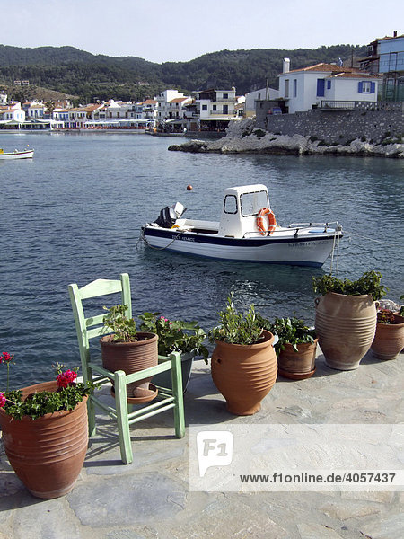 Boot  Blumentöpfe am Hafendamm im Fischerdorf Kokkari  Samos  Nordost-Ägäische Inseln  Ägäis  Griechenland  Europa
