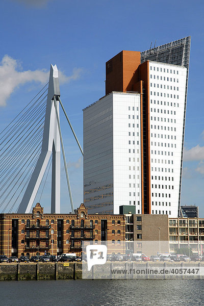 Moderne Architektur am Wasser: das Belvedere Gebäude der Telefongesellschaft KPN Telecom und links davon die Erasmusbrug Brücke  Wilhelminapier  Wilhelminaplein  Rijnhaven  Rotterdam  Süd-Holland  Niederlande  Europa