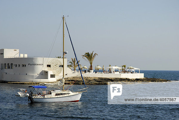 Weißes Segelboot vor dem Purobeach Bar  Club an der Mittelmeerküste im Ort Can Pastilla    Mallorca  Balearen  Spanien  Europa