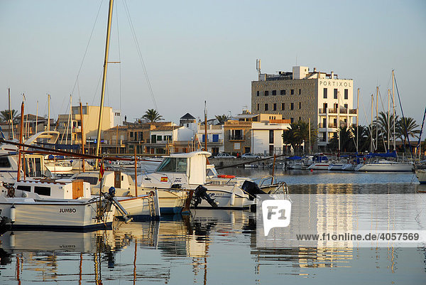 Boote im Hafen  Port de Portixol  Abendstimmung an der Mittelmeerküste  Mallorca  Balearen  Spanien  Europa