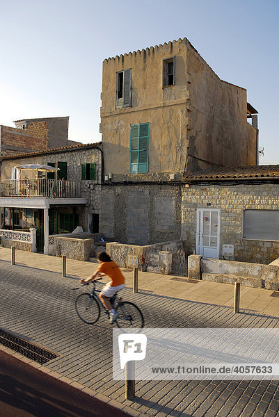 Fahrrad auf der Straße  Häuserfassade in Es Rotllet  Mallorca  Balearen  Spanien  Europa