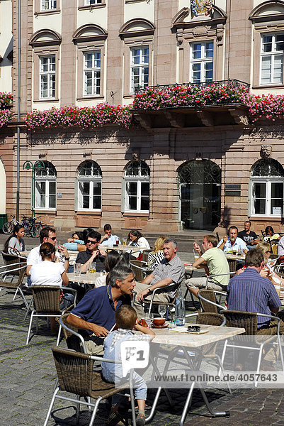 Bar Cafe Restaurant Terrasse  Gäste  auf dem Marktplatz im Sommer  dahinter die Fassade vom Rathaus  Altstadt  Heidelberg  Neckartal  Baden-Württemberg  Deutschland  Europa