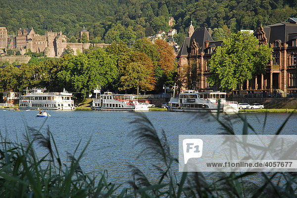Flussufer mit Blick auf Ausflugsschiffe  Schloss und die Altstadt  Neckar  Heidelberg  Neckartal  Baden-Württemberg  Deutschland  Europa