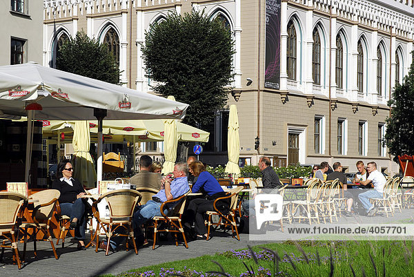 Bar Cafe Restaurant Terrassen in der Meistaru iela Straße am Livu laukums Platz in der Altstadt Vecriga  dahinter die Große Gilde  Liela gilde im neugotischen Stil  Riga  Lettland  Latvija  Baltikum  Nordosteuropa