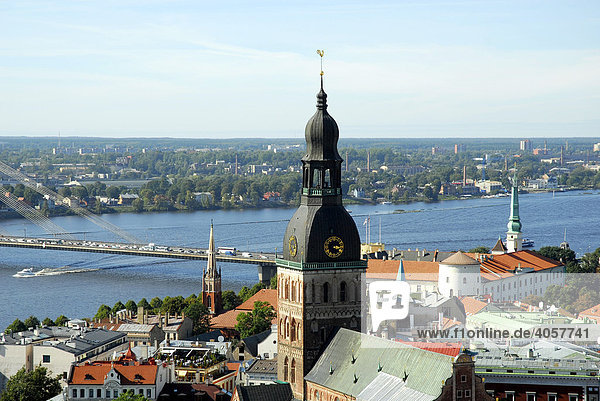 Blick von der St. Petrikirche Sv. Petera baznica basuica auf den Daugava Duena Fluss und den Doma baznica Dom in der Altstadt Vecriga Riga Lettland Latvija Baltikum Nordosteuropa