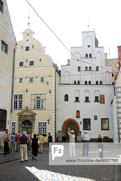 Mittelalterliche Häuser mit Architekturmuseum  Drei Brüder  Tris braji  in der Maza Pils iela Straße in der Altstadt Vecriga  Riga  Lettland  Latvija  Baltikum  Nordosteuropa