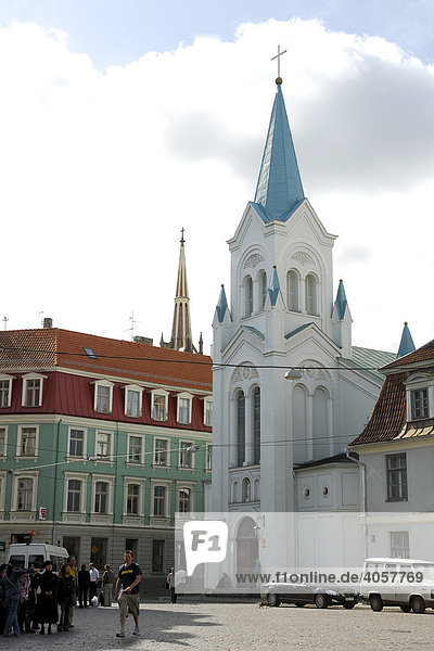 Die weiße Dievmates baznica Kirche am Pils laukums Platz in der Altstadt Vecriga  Riga  Lettland  Latvija  Baltikum  Nordosteuropa