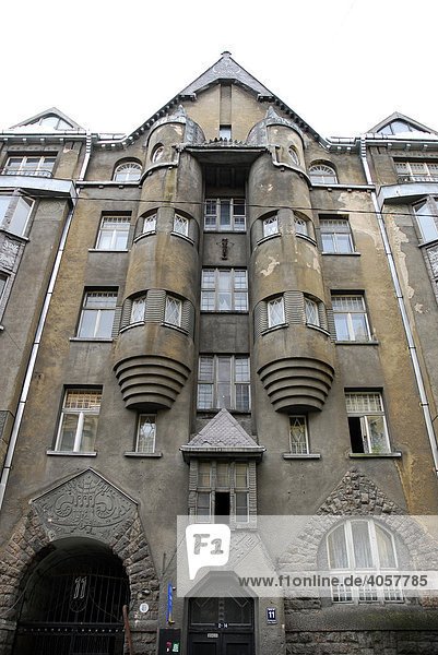 Jugendstil Fassade mit runden Erkern in der Alberta iela Straße  Riga  Lettland  Latvija  Baltikum  Nordosteuropa