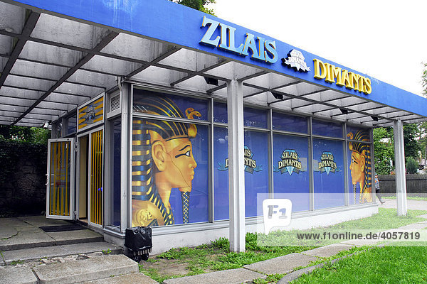 Blaues Vordach und Glasfassade mit ägyptischen Figuren  Zilais Dimants Spielkasino in der Fußgängerzone der Jomas iela Straße in Majori  Ostsee-Badeort Jurmala  Lettland  Latvija  Baltikum  Nordosteuropa