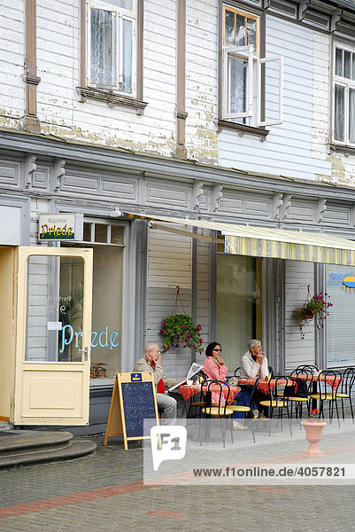 Bar Cafe Terrasse Kafejnica Priede  Holzbau in der Fußgängerzone der Jomas iela Straße in Dzintari  Ostsee-Badeort Jurmala  Lettland  Latvija  Baltikum  Nordosteuropa
