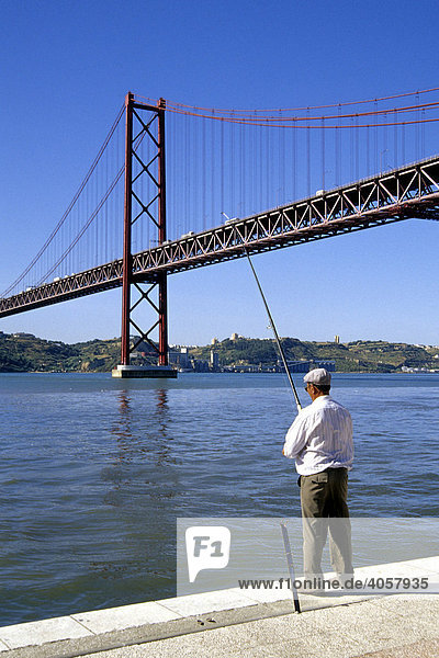 Doca de Santo Amaro Fischer am Tejo Flussufer dahinter Ponte 25 de Abril Hängebrücke Alcantara Lissabon Portugal Europa