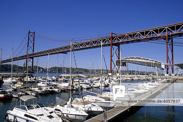 Doca de Santo Amaro  Jachthafen am Tejo Flussufer  Segelboote  dahinter Ponte 25 de Abril  Hängebrücke  Alcantara  Lissabon  Portugal  Europa